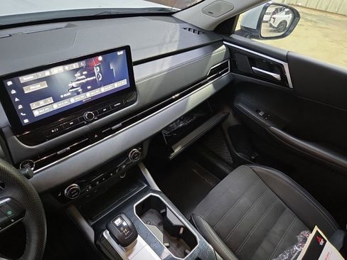 Used 2025 Mitsubishi Outlander SE image 3