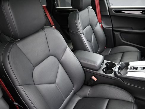 Certified 2025 Porsche Macan AWD/4WD image 29