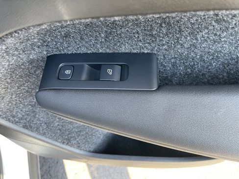 Used 2025 Volvo XC40 B5 Core image 19