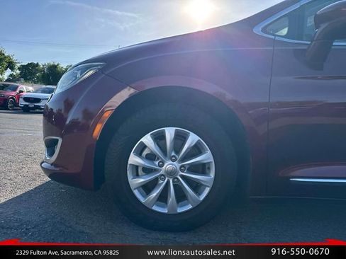 Used 2017 Chrysler Pacifica Touring-L FWD image 10