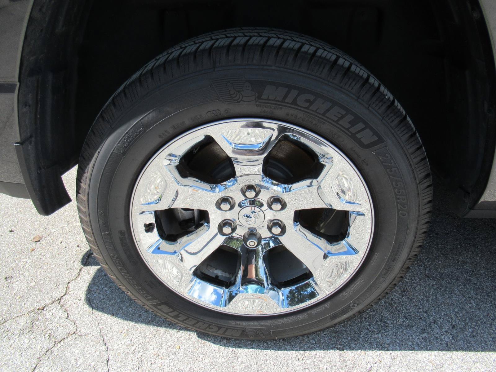 Used 2019 RAM 1500 4x4 Crew Cab image 8
