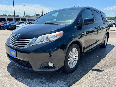 Used 2017 Toyota Sienna XLE FWD image 8