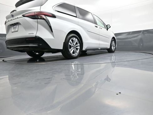 Certified 2025 Toyota Sienna Limited AWD/4WD image 32