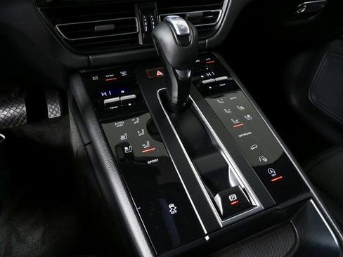 Certified 2023 Porsche Macan image 17