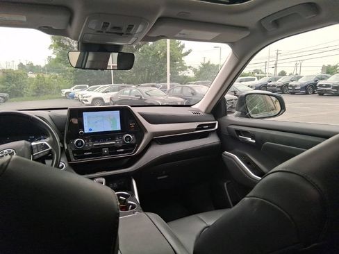 Used 2024 Toyota Highlander XLE AWD/4WD image 28