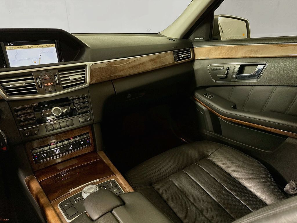 Used 2010 Mercedes-Benz E 550 Sedan image 28