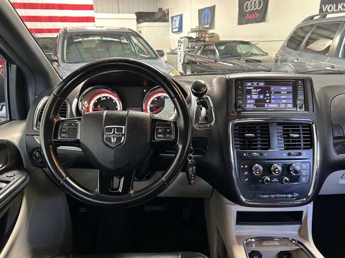 Used 2017 Dodge Grand Caravan SXT FWD image 17