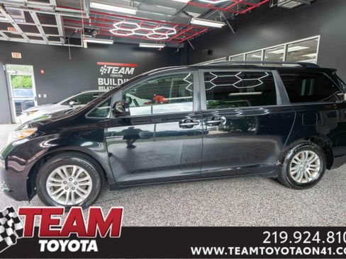 Used 2017 Toyota Sienna XLE Premium FWD image 1