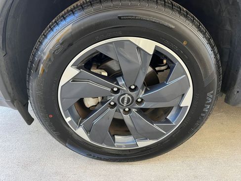 Used 2025 Nissan Rogue SV image 41