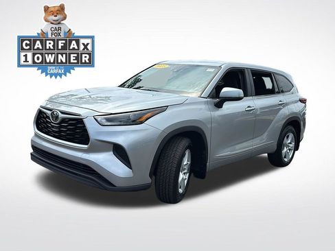 Used 2023 Toyota Highlander L FWD image 3