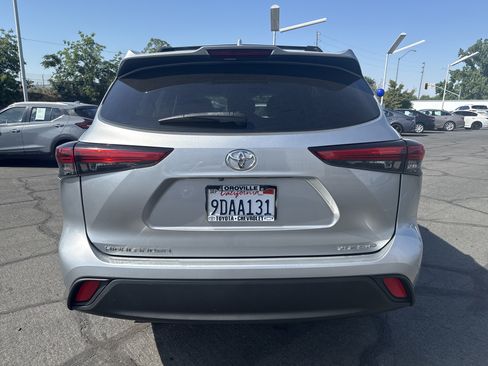 Used 2022 Toyota Highlander XLE AWD/4WD image 4