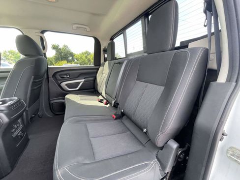 Used 2018 Nissan Titan SV w/ SV Convenience Package AWD/4WD image 12