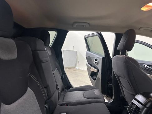 Used 2017 Jeep Cherokee Sport w/ Cold Weather Group AWD/4WD image 25