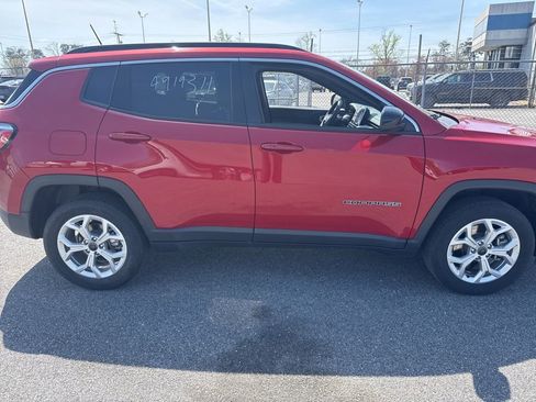 Used 2025 Jeep Compass Latitude w/ Sun & Sound Group image 2