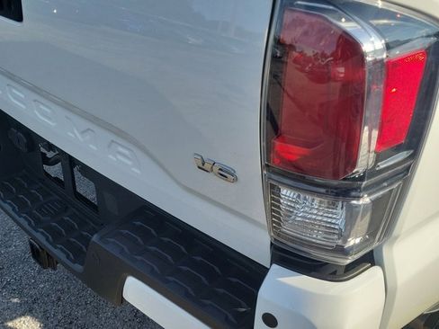 Used 2022 Toyota Tacoma Limited image 5