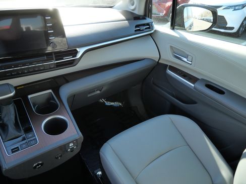 Used 2024 Toyota Sienna XLE w/ XLE Plus Package FWD image 11