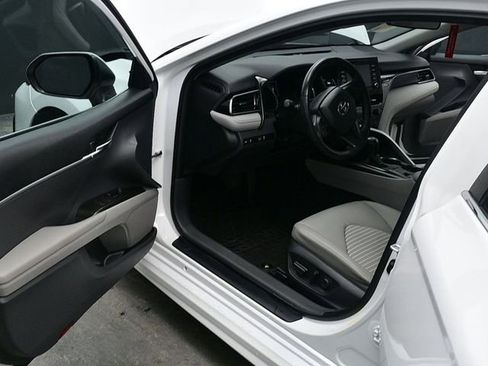 Used 2022 Toyota Camry SE image 12