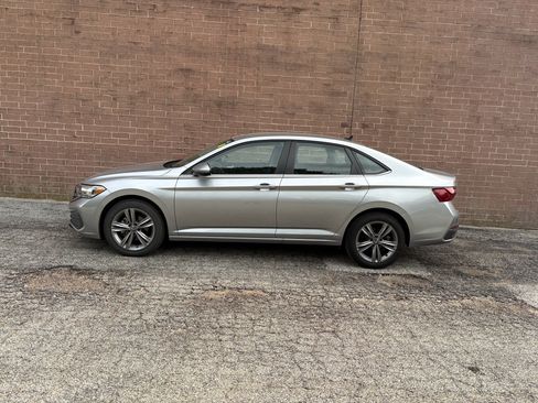 Used 2024 Volkswagen Jetta SE FWD image 2