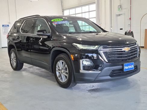 Used 2022 Chevrolet Traverse LT image 2