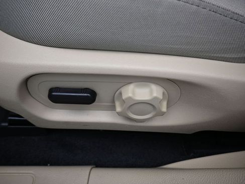 Used 2017 Ford Taurus SE image 12