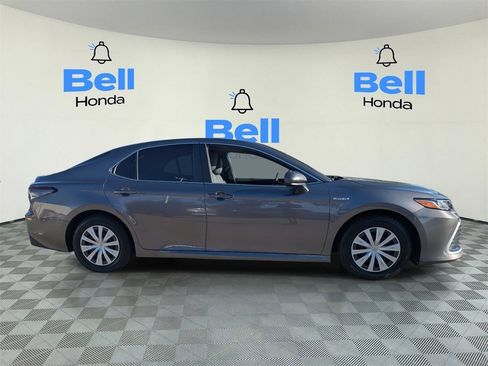 Used 2021 Toyota Camry LE image 5
