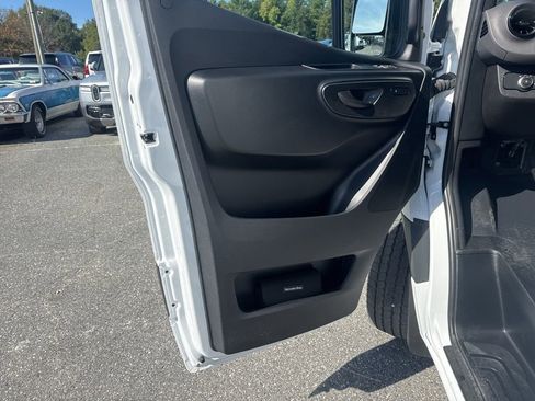 Used 2025 Mercedes-Benz Sprinter 2500 image 21