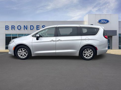 Used 2023 Chrysler Voyager LX image 1