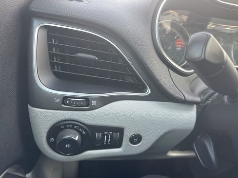 Used 2020 Jeep Cherokee Latitude Plus w/ Comfort/Convenience Group AWD/4WD image 18
