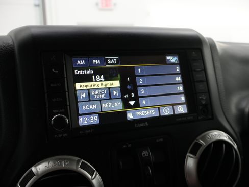 Used 2017 Jeep Wrangler Unlimited Sahara w/ Connectivity Group AWD/4WD image 40