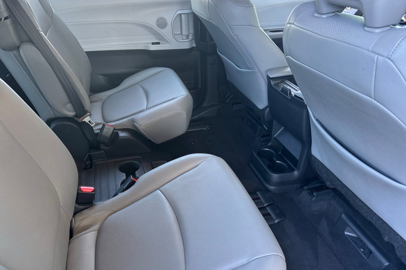 Used 2026 Toyota Sienna XLE FWD image 33