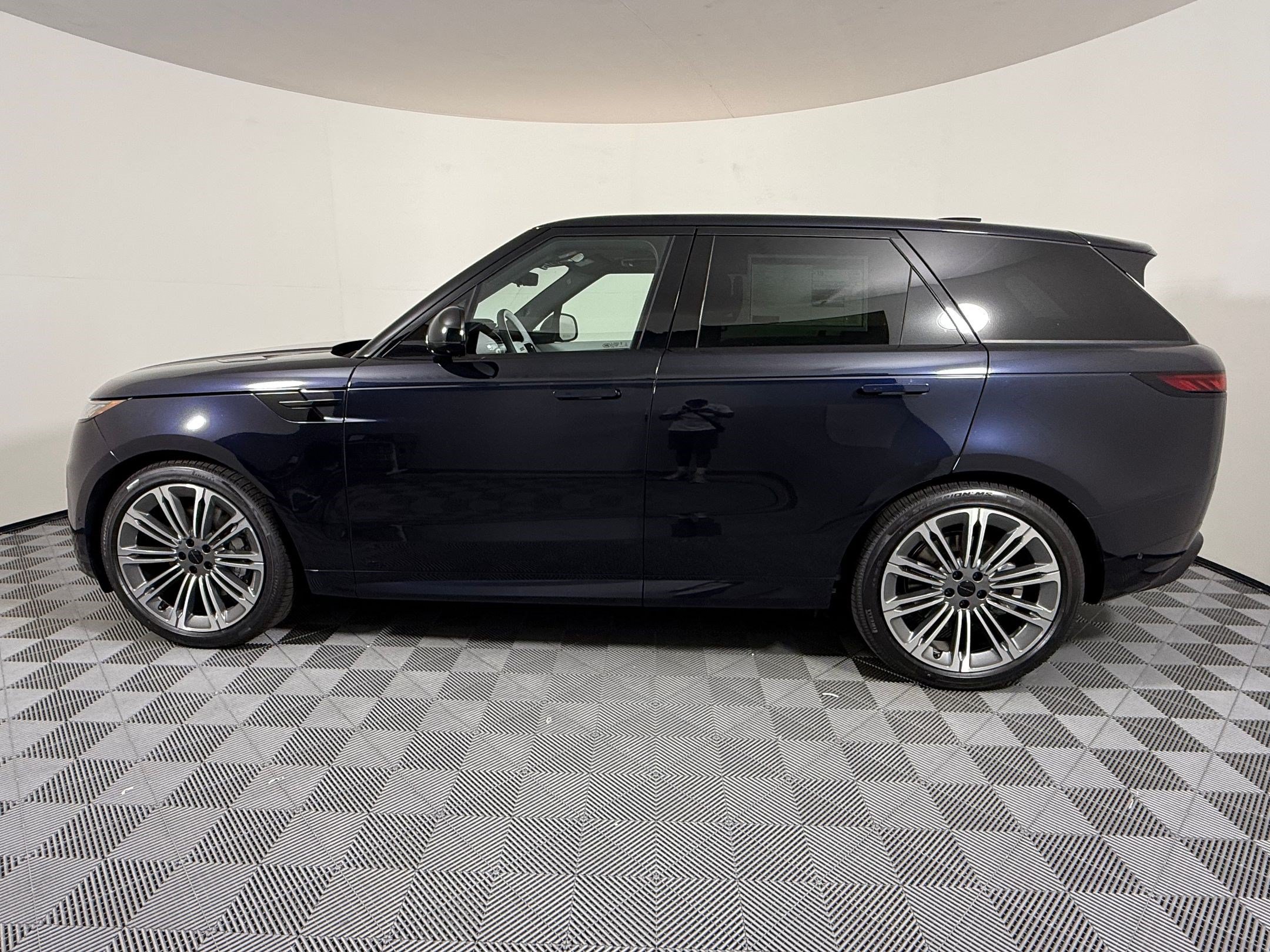 New 2026 Land Rover Range Rover Sport Dynamic SE AWD/4WD image 2