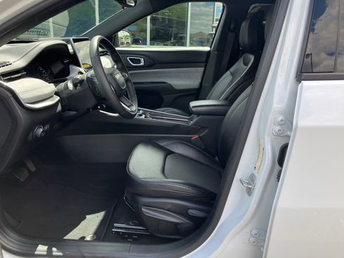 Used 2024 Jeep Compass Latitude AWD/4WD image 11