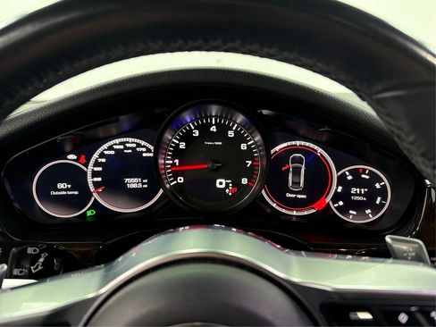 Used 2018 Porsche Panamera 4S image 17