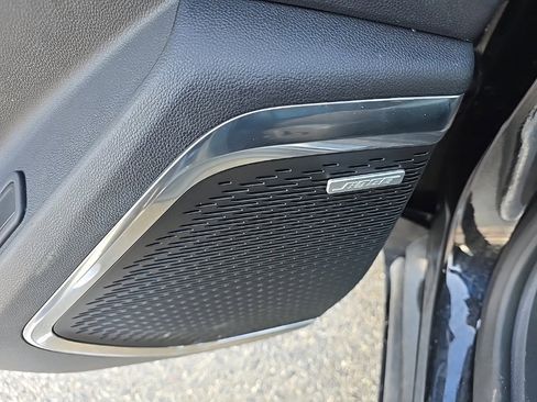 Used 2025 Chevrolet Traverse RS image 11