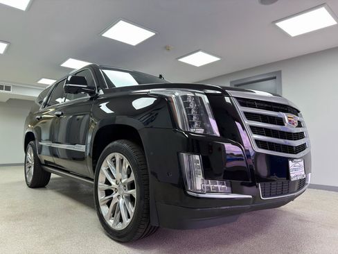 Used 2017 Cadillac Escalade Premium Luxury AWD/4WD image 4