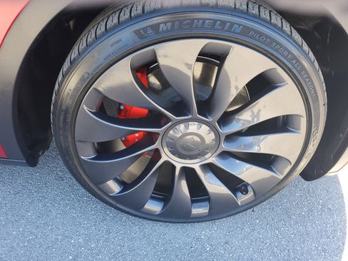 Used 2024 Tesla Model Y Performance image 29