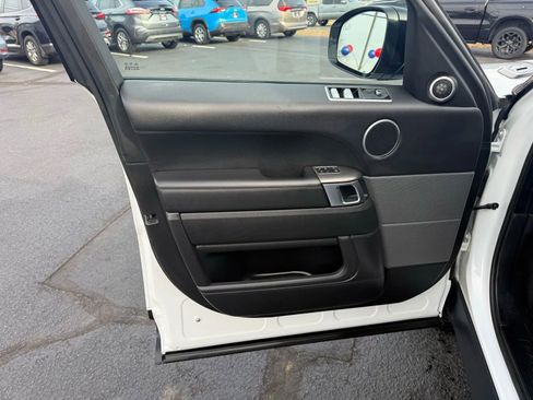 Used 2019 Land Rover Range Rover Sport SE image 11