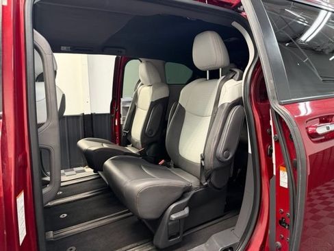 Used 2022 Toyota Sienna XLE FWD image 27