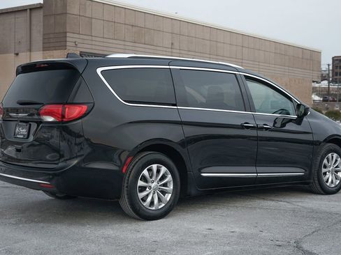 Used 2018 Chrysler Pacifica Touring-L image 4