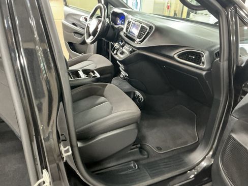 Used 2020 Chrysler Pacifica Touring w/ S Appearance Package FWD image 14