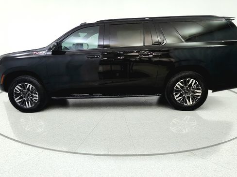 Used 2025 Chevrolet Suburban Z71 AWD/4WD image 4