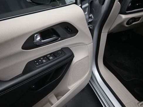 Used 2024 Chrysler Pacifica Limited FWD image 16
