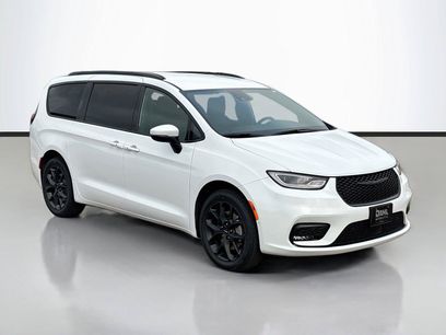 Used 2023 Chrysler Pacifica Touring-L