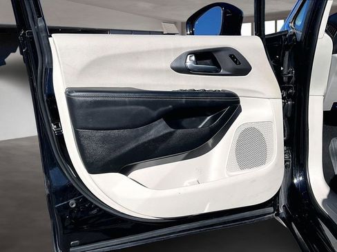 Used 2024 Chrysler Pacifica Touring-L image 20