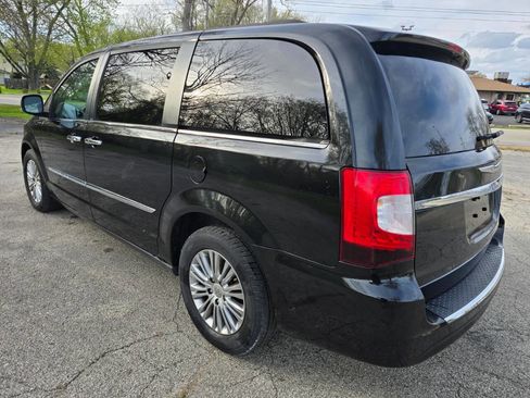 Used 2013 Chrysler Town & Country Touring-L w/ Entertainment Group #2 FWD image 5