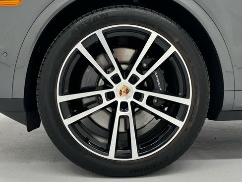 Used 2025 Porsche Cayenne S AWD/4WD image 9