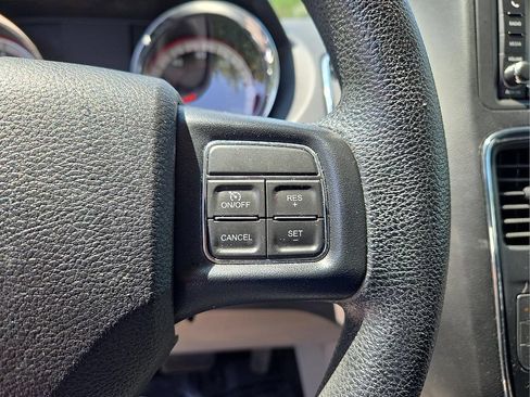 Used 2019 Dodge Grand Caravan SE FWD image 19