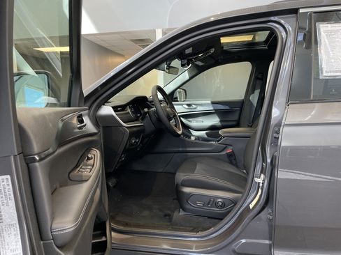 New 2025 Jeep Grand Cherokee Laredo X w/ Luxury Tech Group I RWD image 16