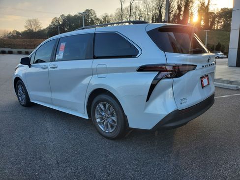 New 2025 Toyota Sienna XLE image 4