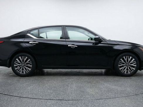 Used 2025 Nissan Altima 2.5 SV FWD image 11